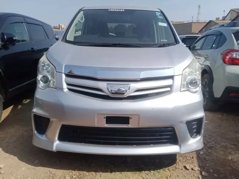 Toyota Noah - 2012