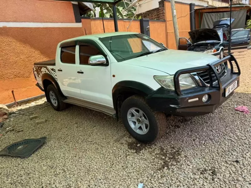 Toyota Hilux    - 2013