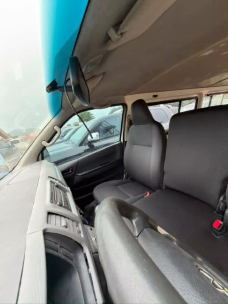 TOYOTA Hiace - 2012
