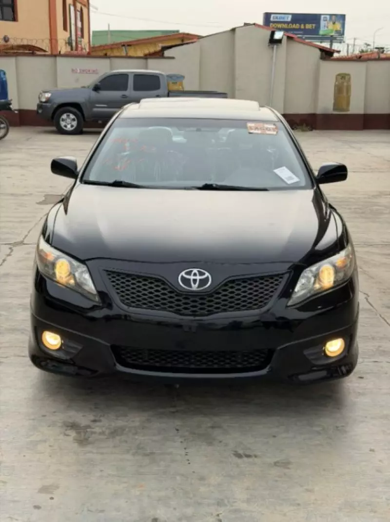 Toyota Camry   - 2011