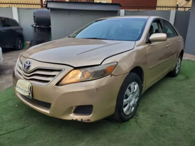 Toyota Camry   - 2010