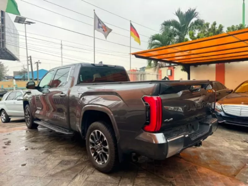 TOYOTA Tundra   - 2023
