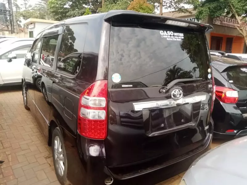 Toyota Noah   - 2012