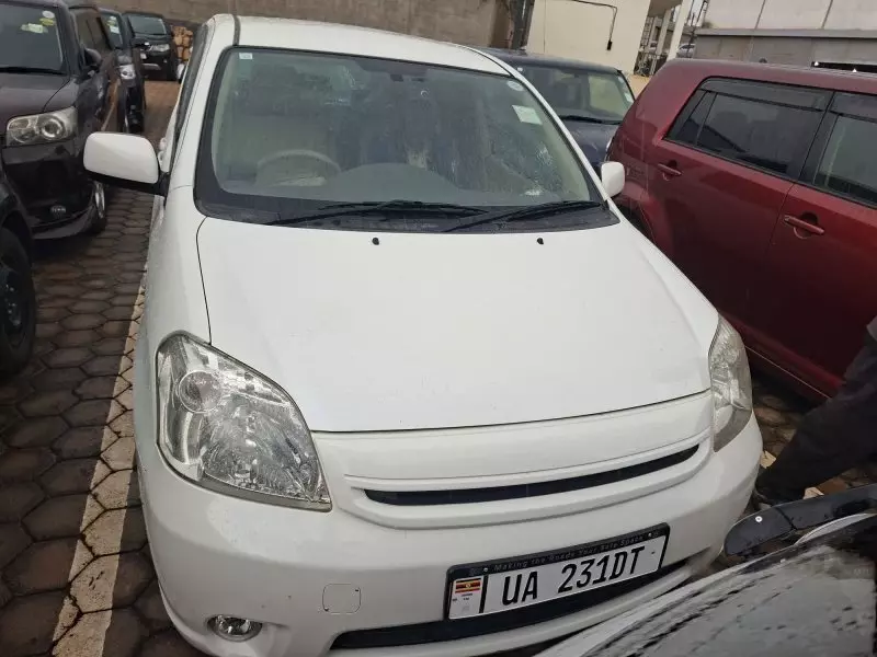 Toyota Raum    - 2011