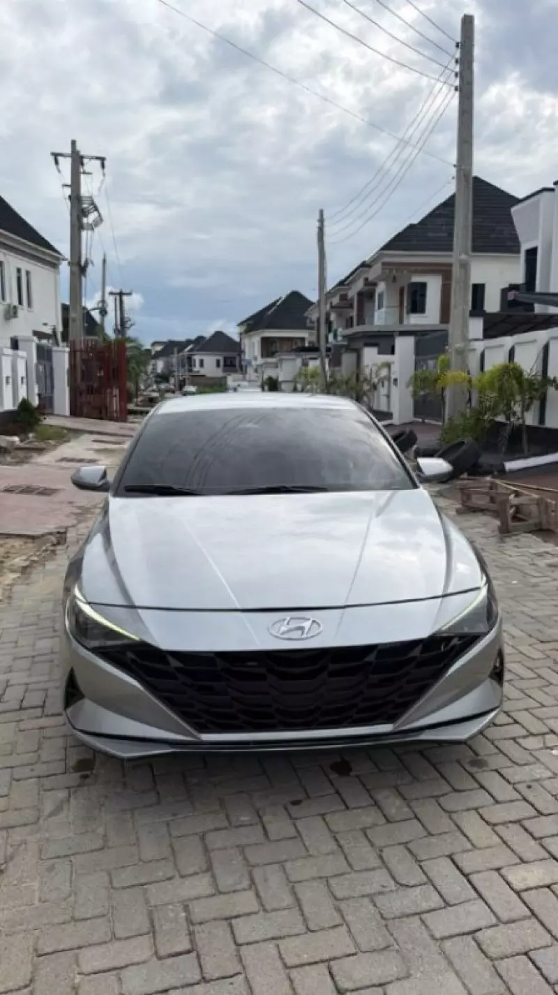 Hyundai Elantra   - 2021