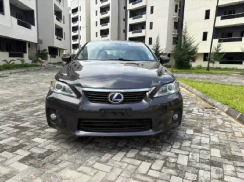 Lexus CT 200h   - 2012