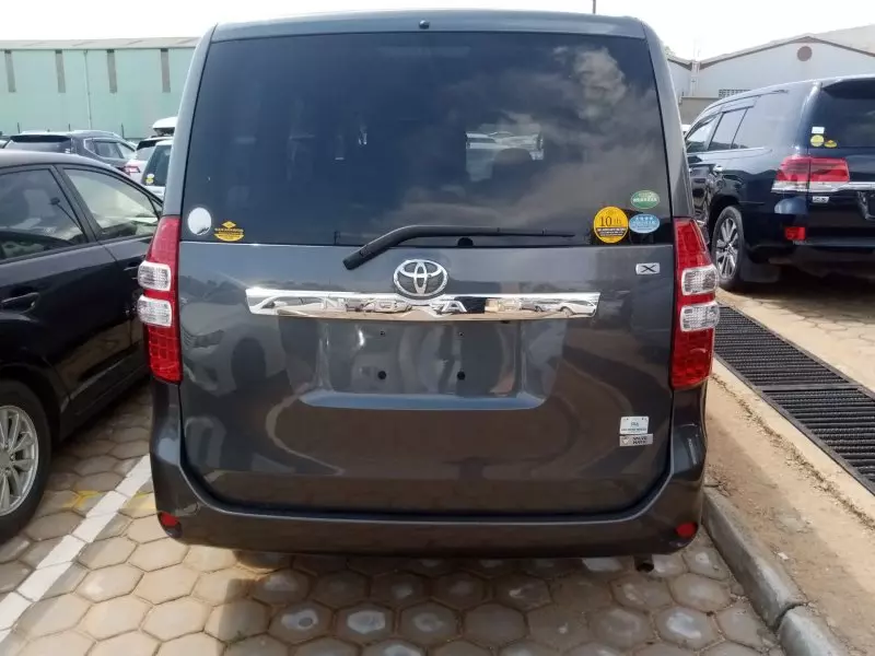 Toyota Noah   - 2012