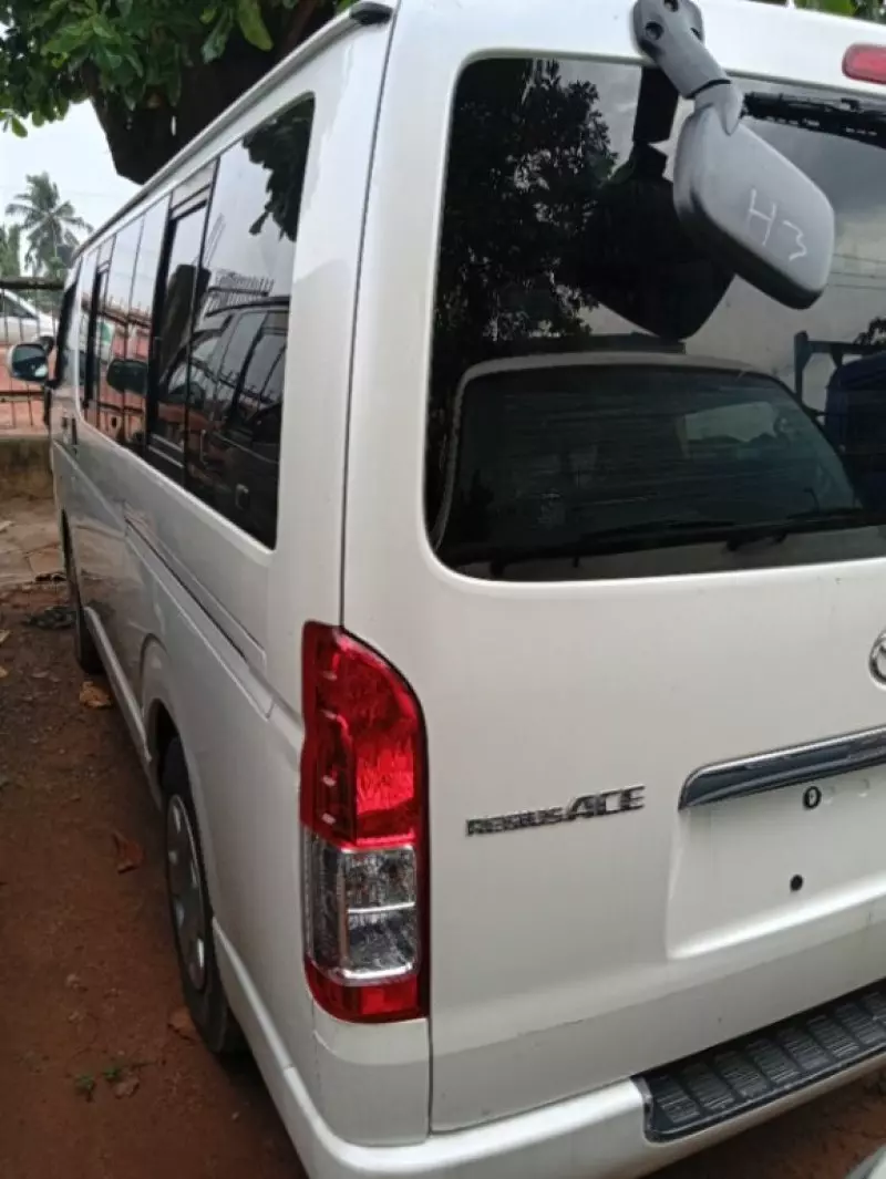 Toyota Hiace   - 2011