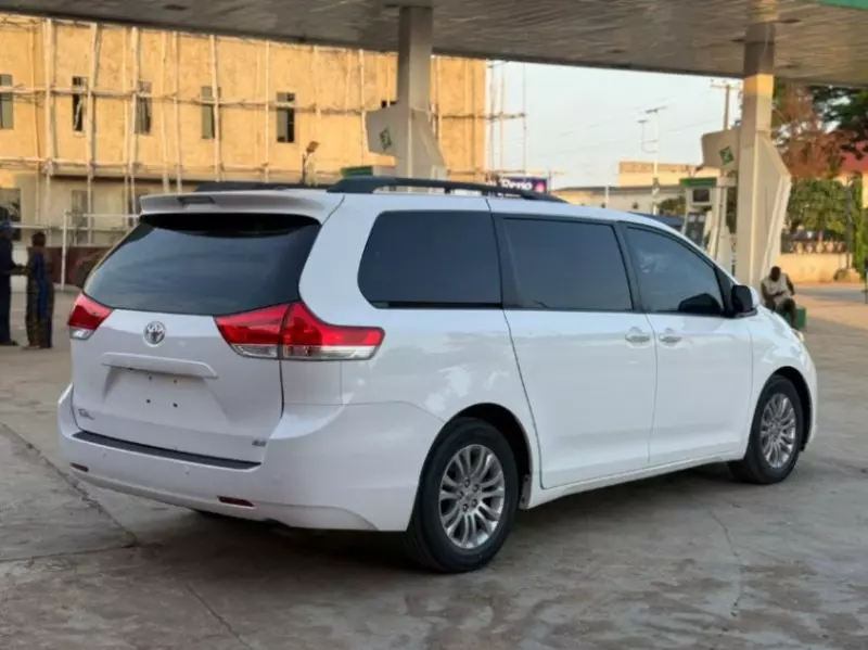 TOYOTA Sienna   - 2013