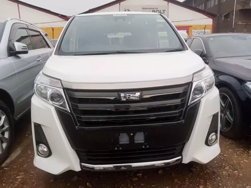 Toyota Noah   - 2017