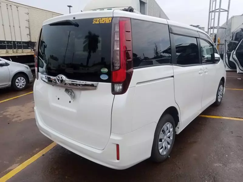 Toyota Noah   - 2016