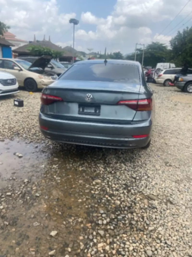 Volkswagen Jetta   - 2019