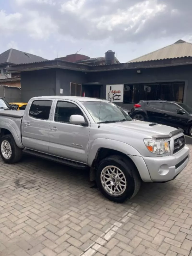 Toyota Tacoma   - 2005