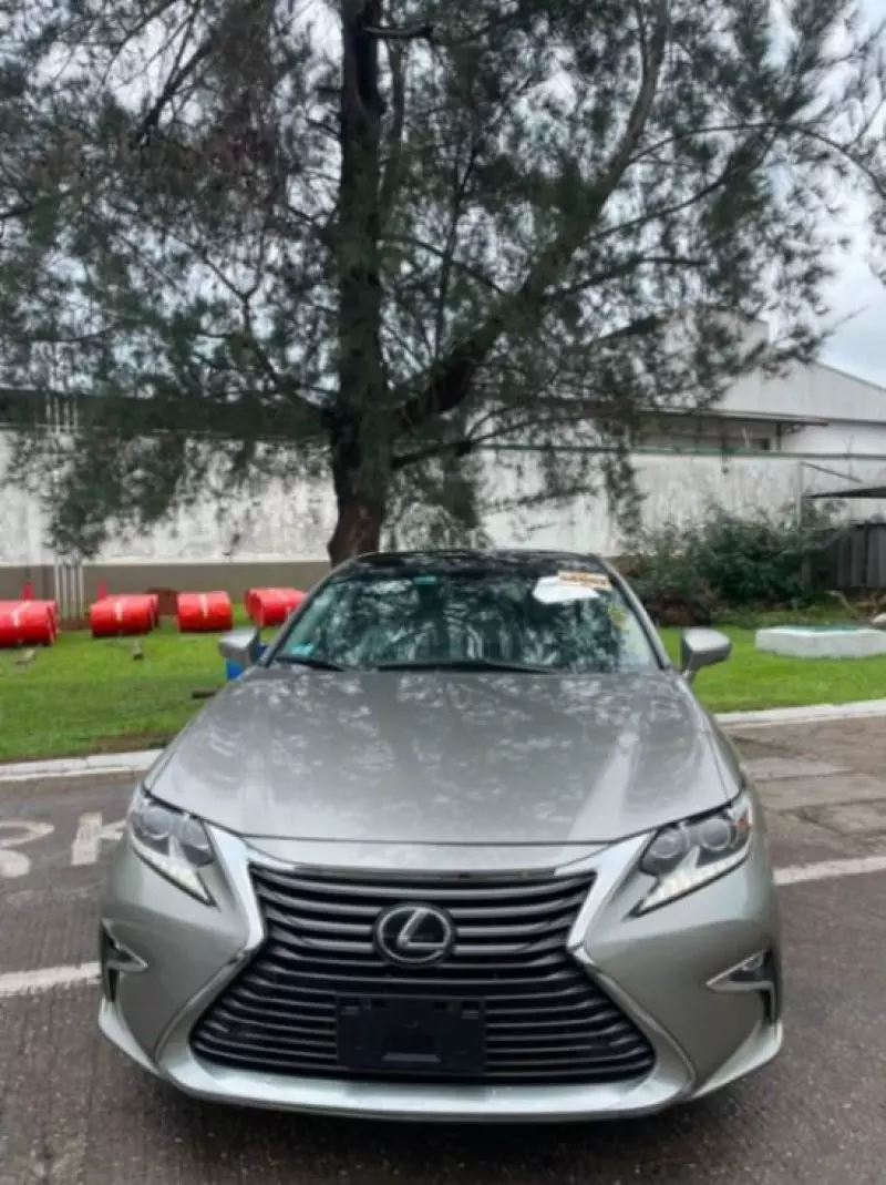 Lexus ES   - 2016