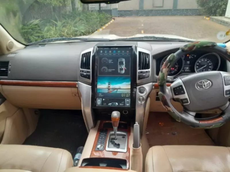 Toyota Landcruiser  V8   - 2013