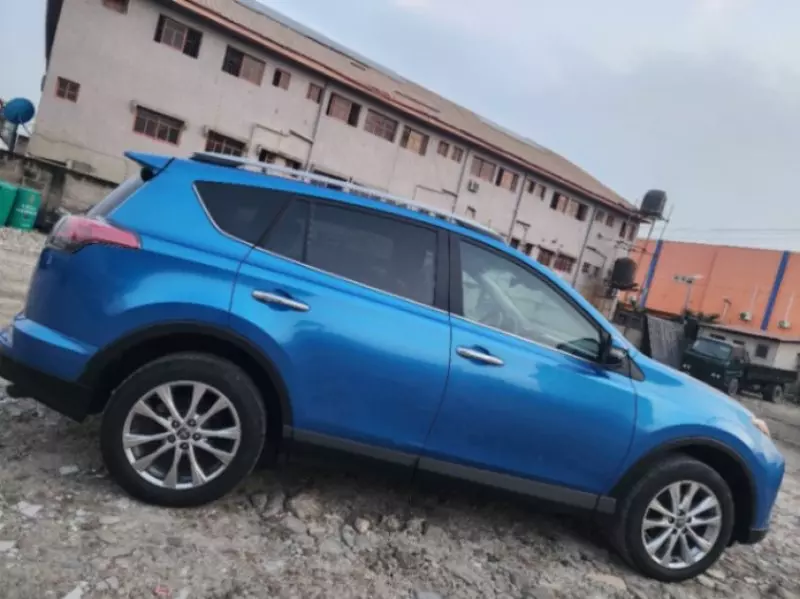 Toyota RAV4   - 2017