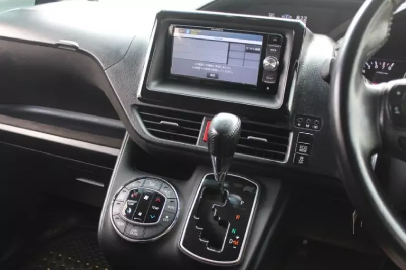 Toyota Noah   - 2016