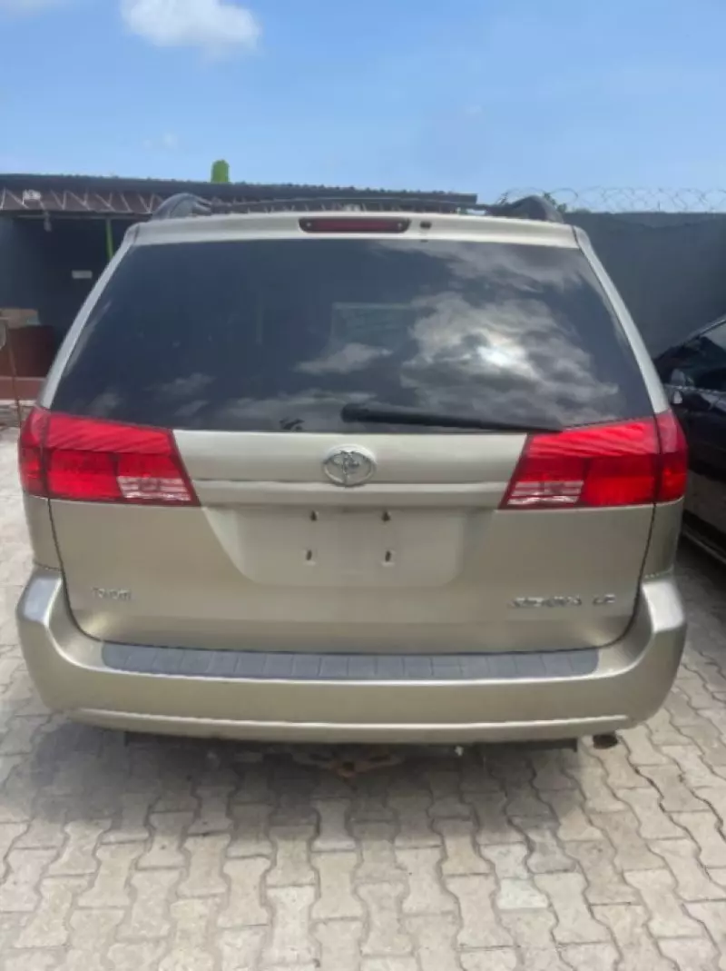 Toyota Sienna   - 2004