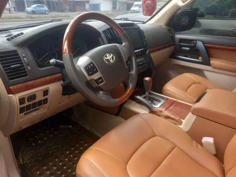 Toyota Land Cruiser V8   - 2013