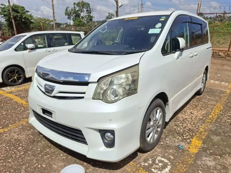 TOYOTA Noah   - 2012