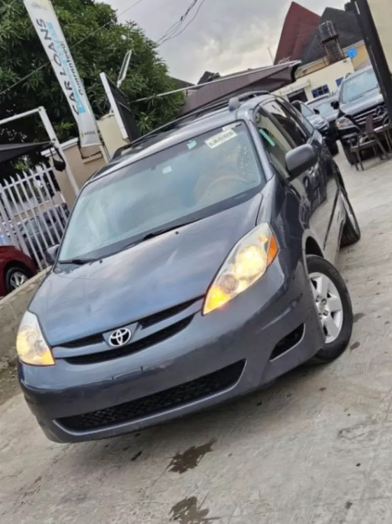 Toyota Sienna   - 2009