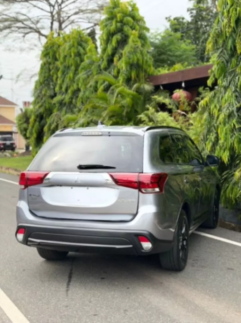 Mitsubishi Outlander   - 2018