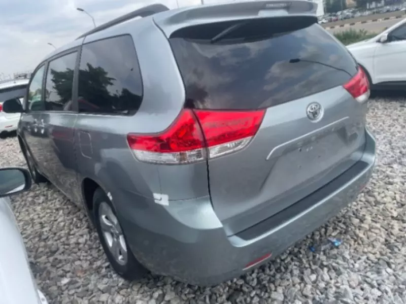 TOYOTA Sienna   - 2011