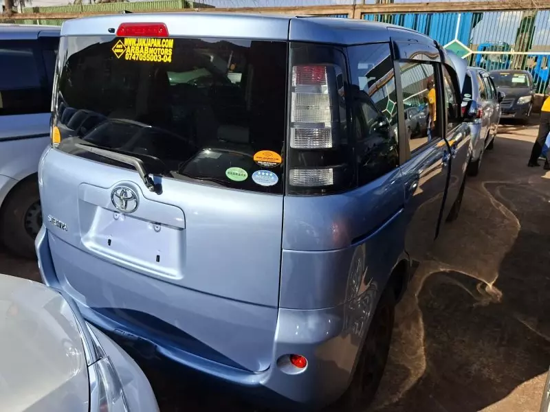 Toyota Sienta - 2012