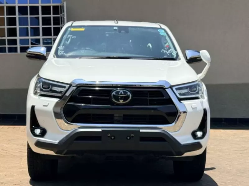 Toyota Hilux   - 2021