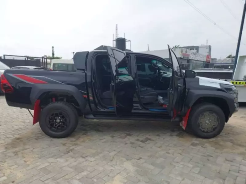 Toyota Hilux   - 2025