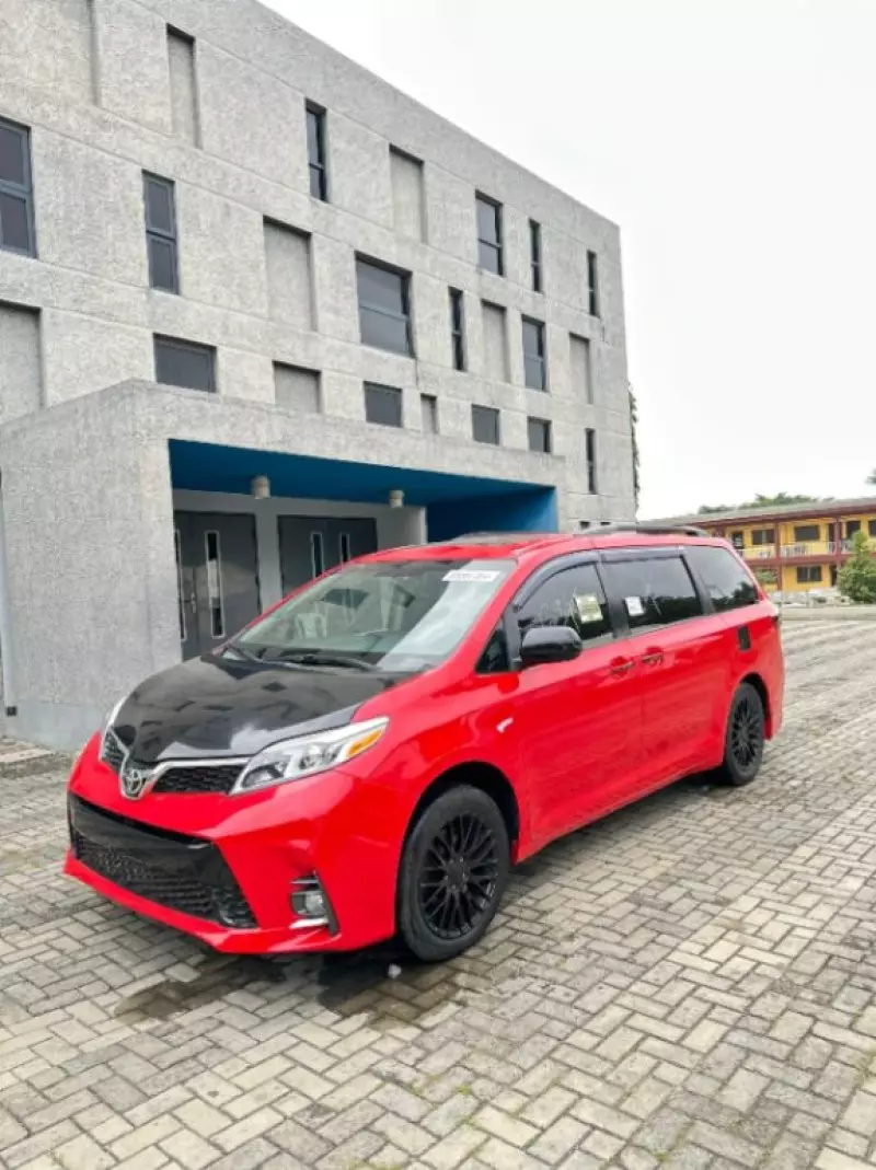 Toyota Sienna   - 2015