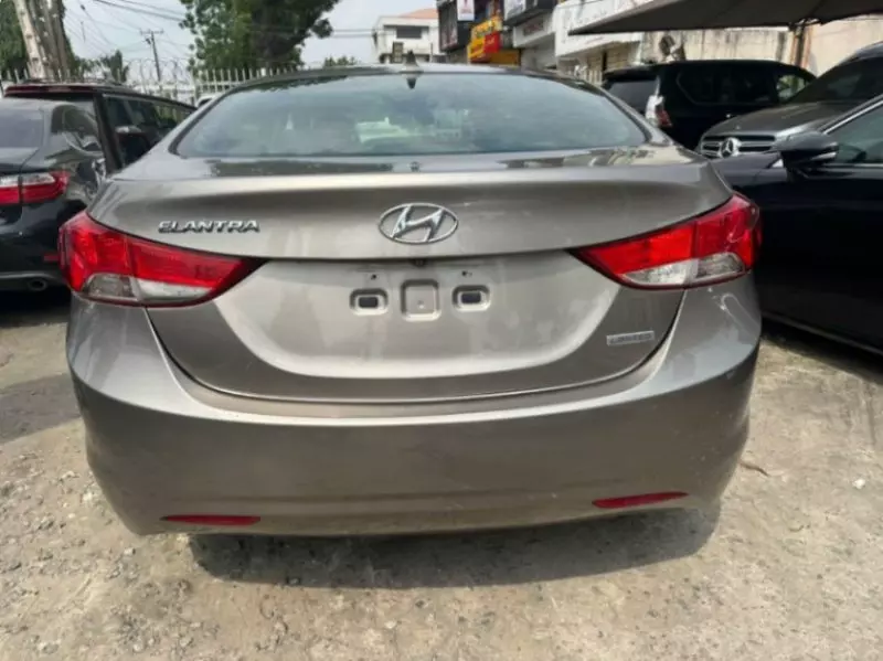 Hyundai Elantra   - 2013