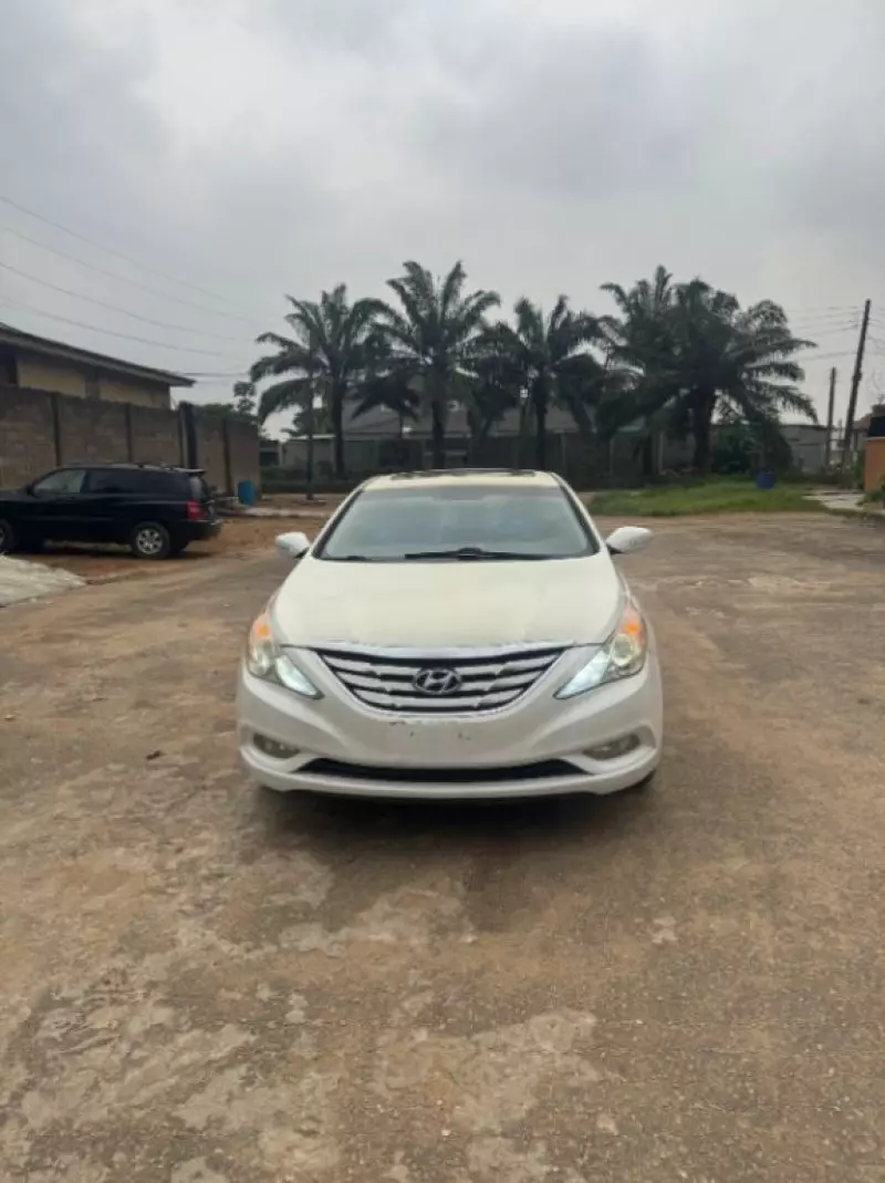 Hyundai Sonata   - 2011
