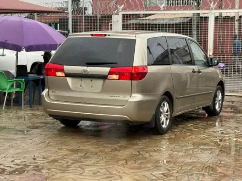 TOYOTA Sienna   - 2004