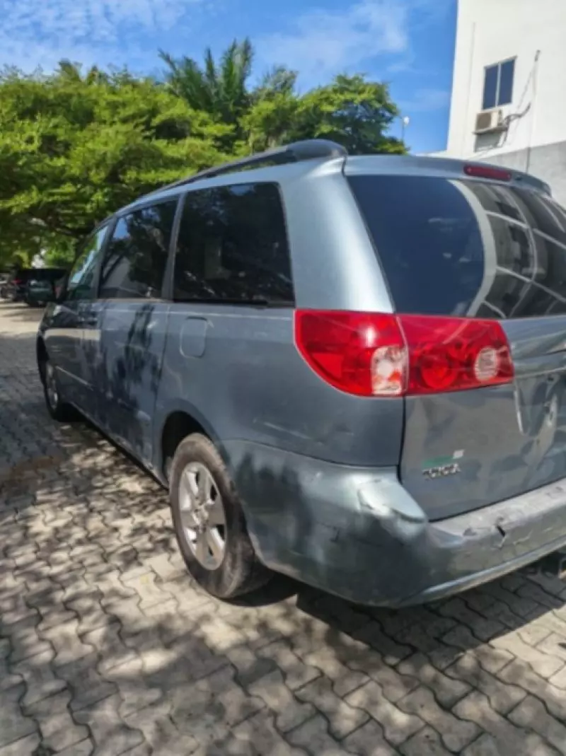 TOYOTA Sienna   - 2010