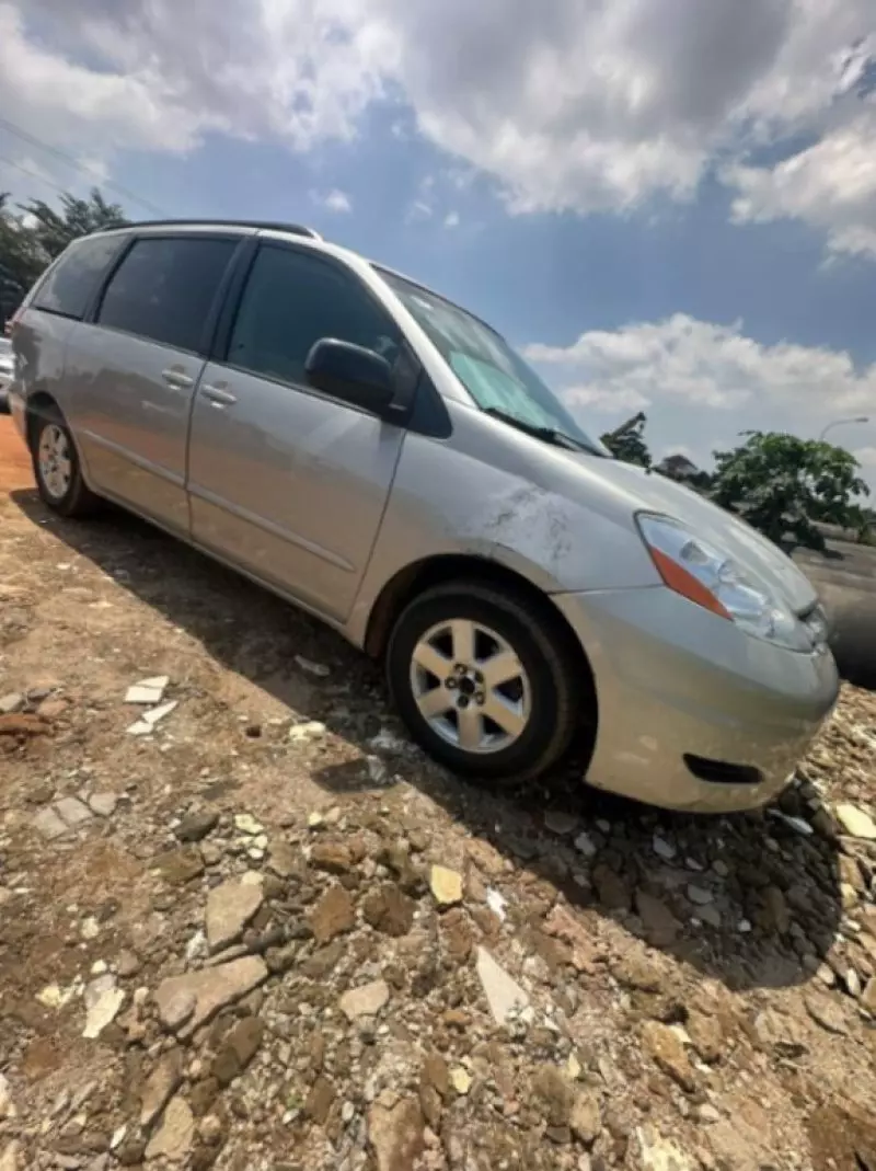 Toyota Sienna   - 2009