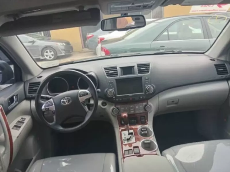 Toyota Highlander   - 2011