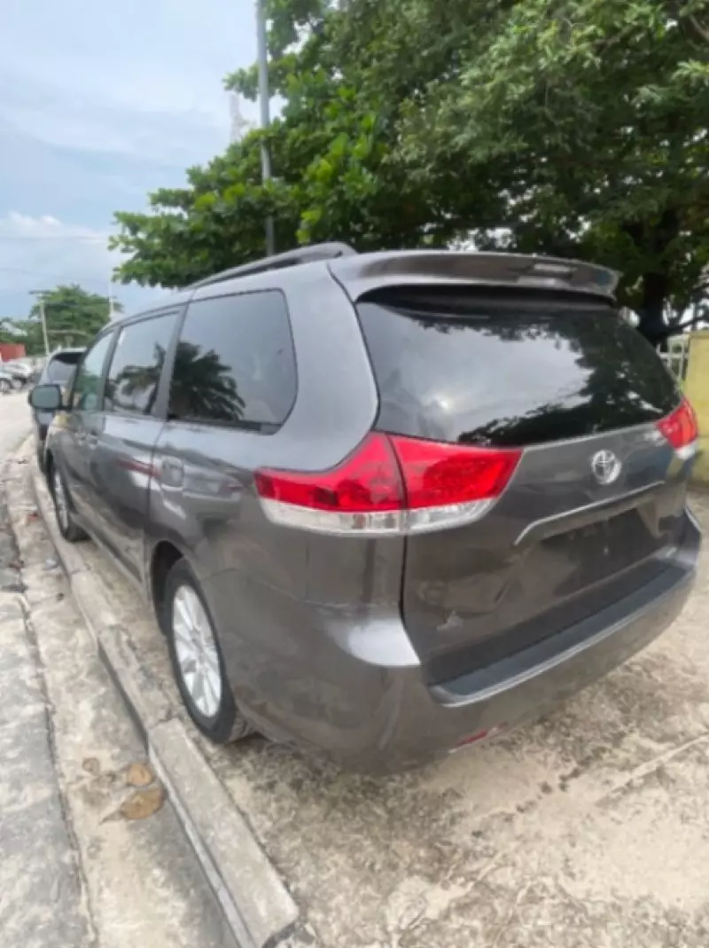 TOYOTA Sienna   - 2011