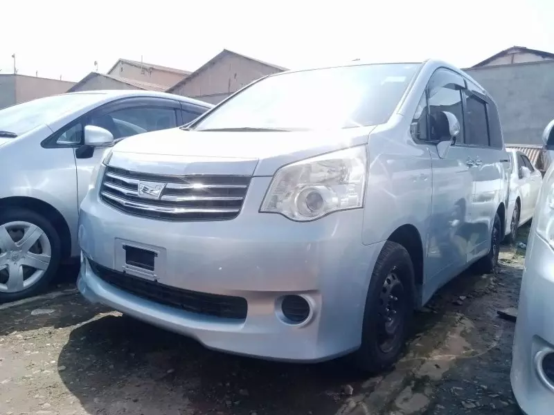 Toyota Noah   - 2012