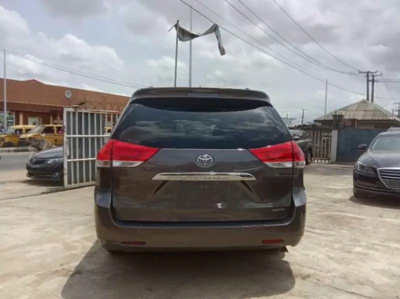Toyota Sienna   - 2013