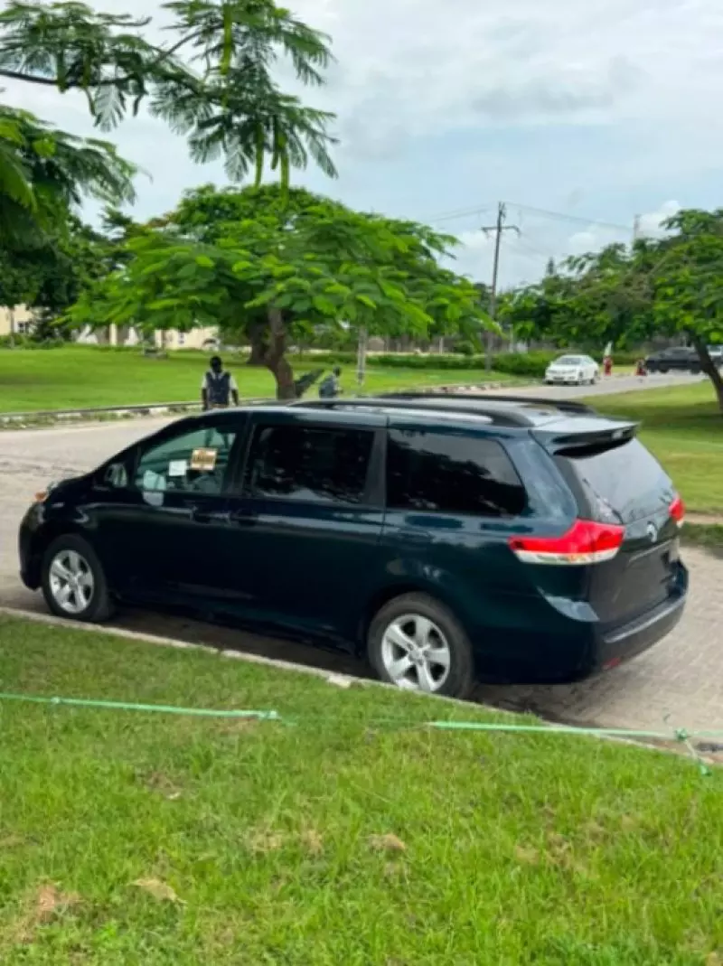 TOYOTA Sienna - 2011