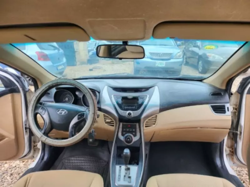 Hyundai Elantra   - 2013