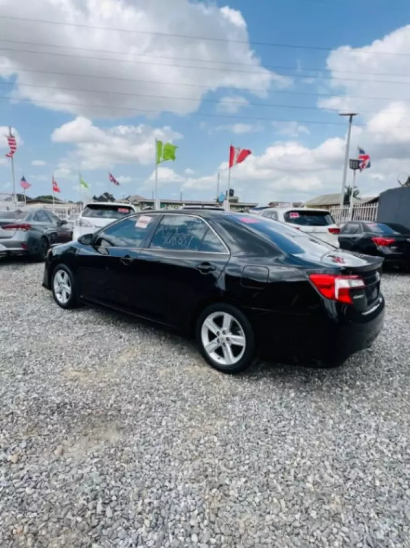 Toyota Camry   - 2014