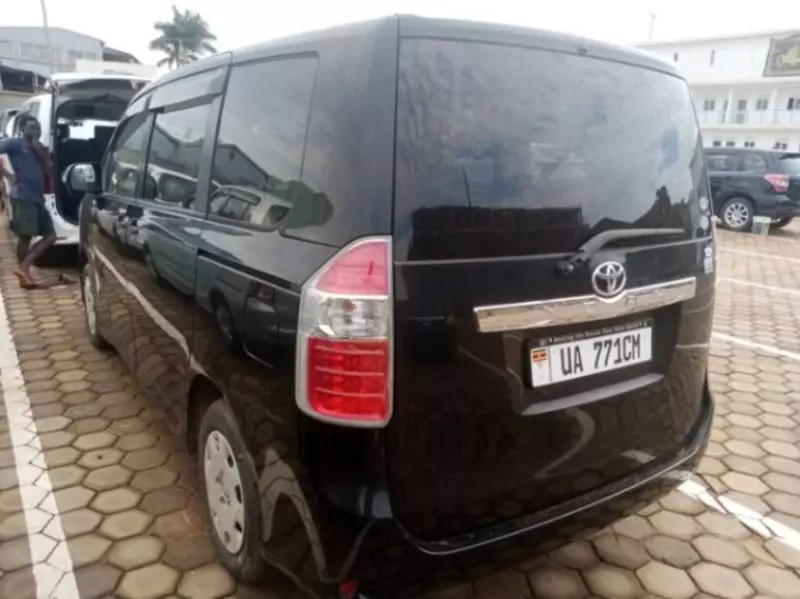 Toyota Noah   - 2010