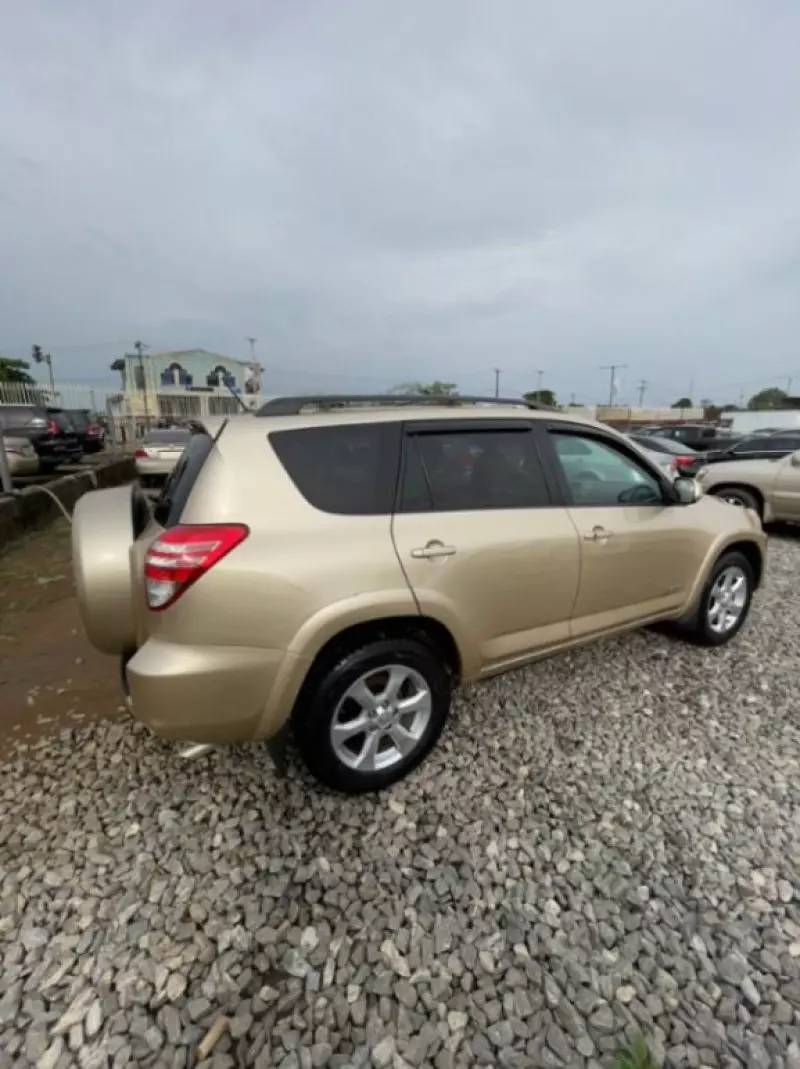 Toyota RAV4 - 2010