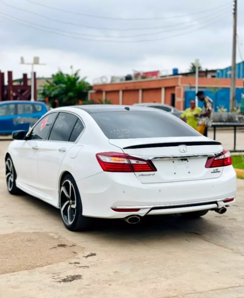 Honda Accord   - 2017