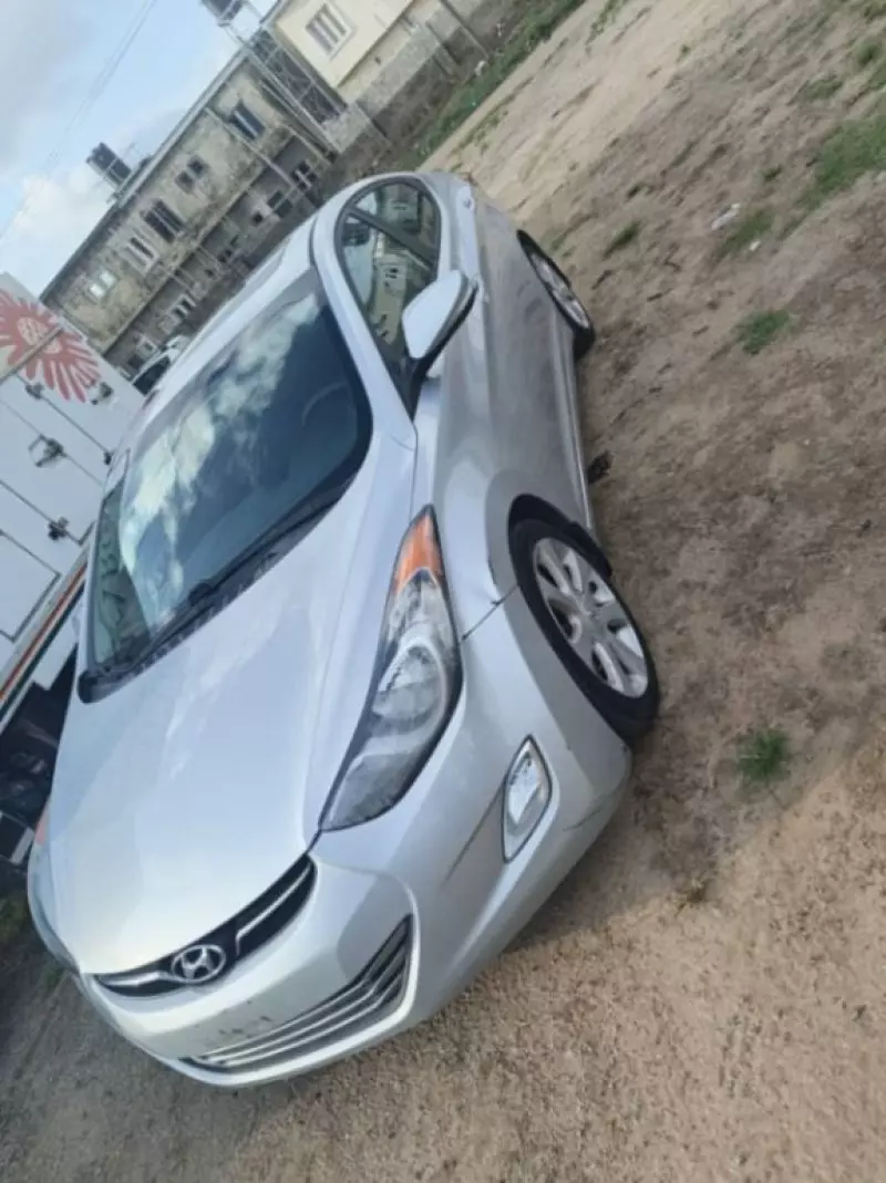 Hyundai Elantra   - 2013