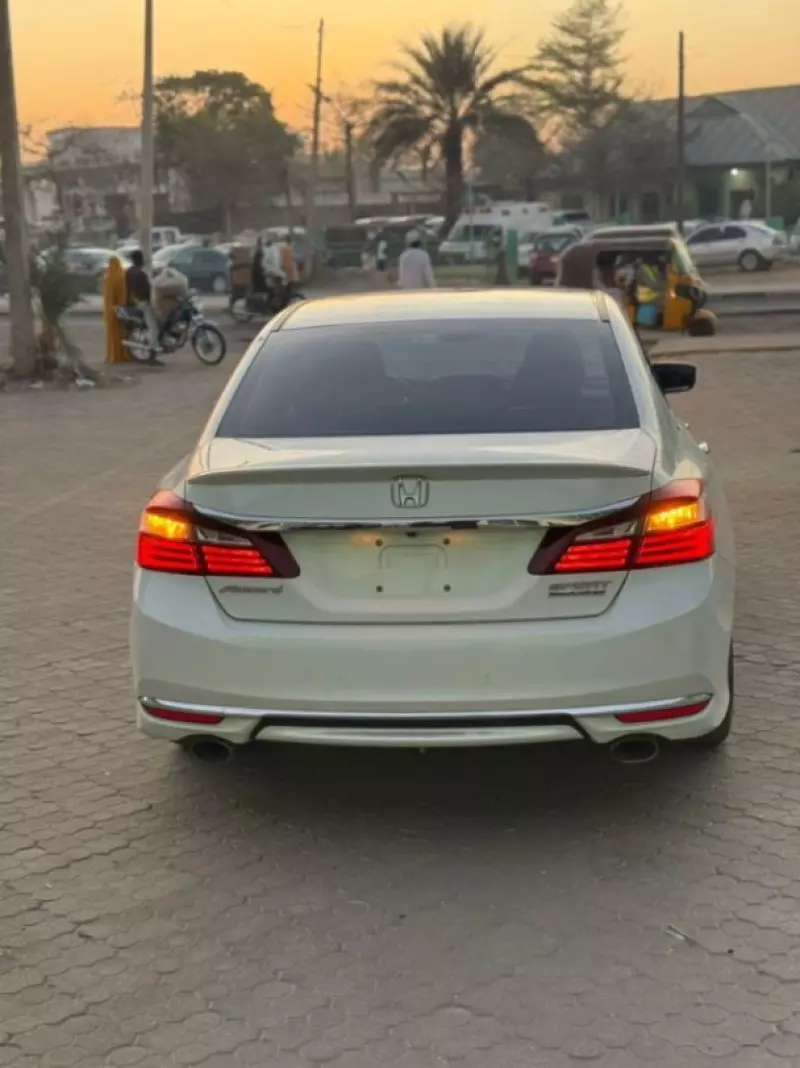 Honda Accord   - 2017
