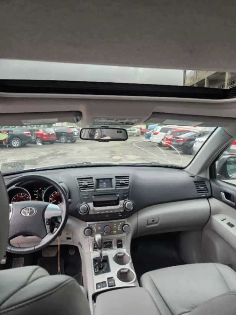 Toyota Highlander   - 2012