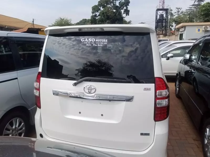 Toyota Noah - 2012